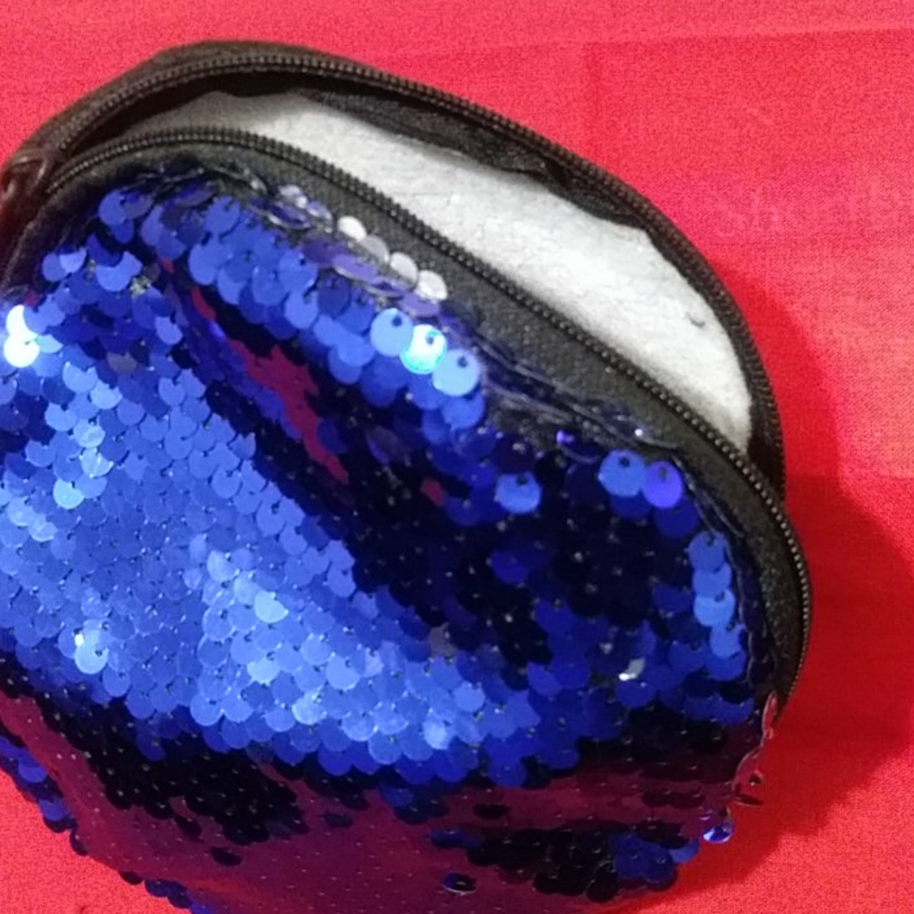 Reversible sequin cosmetic bag with keychain. - Picture 5 of 5